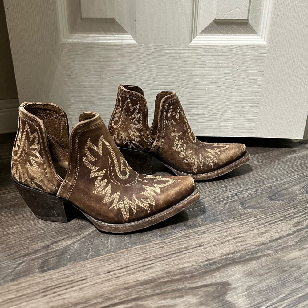Ariat Dixon Western Boots Size 6, worn twice.